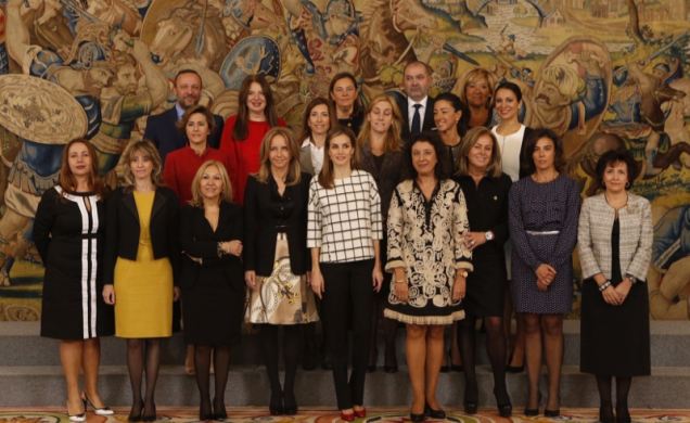 Doña Letizia junto a los galardonados en la XXIII edición de los Premios FEDEPE