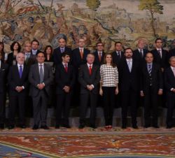 Su Majestad la Reina junto a organizadores y colaboradores de la XV Campaña Solidaria "Un Juguete, una Ilusión"