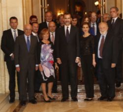 Fotografía de grupo de Sus Majestades los Reyes con el premiado y los miembros del jurado