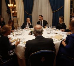 Sus Majestades los Reyes en la mesa presidencial momentos antes de la entrega del Premio