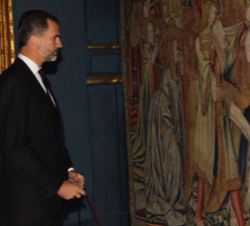 Su Majestad el Rey frente a uno de los tapices que se exponen en el Museo de la Fundación Carlos de Amberes