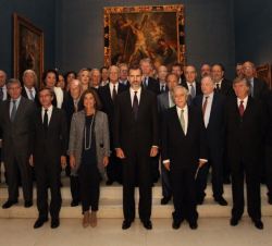 Fotografía de grupo de Su Majestad el Rey con los miembros del Patronato de la Fundación Carlos de Amberes