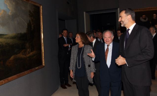 Su Majestad el Rey junto a la alcadesa de Madrid y el comisario de la exposición, recorren la muestra