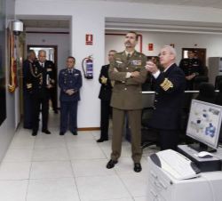 Su Majestad el Rey durante su visita al Mando de Operaciones