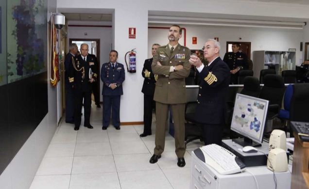 Su Majestad el Rey durante su visita al Mando de Operaciones