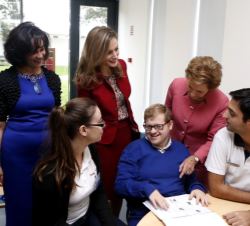 Doña Letizia, con María Cavaco Silva y la directora de "Casa dos Marcos", conversan con los usuarios y los cuidadores durante su recorrido p