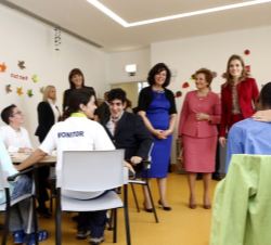 Doña Letizia, con María Cavaco Silva y la directora de "Casa dos Marcos", durante su recorrido por las instalaciones.