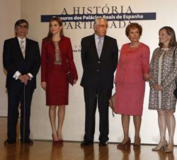 La Reina junto a la Primera Dama de Portugual, María Cavaco; el presidente de la Fundación Calouste Gulbenkian, Artur Santos Silva; el director del Mu
