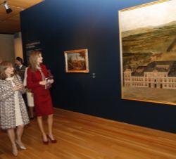 Su Majestad la Reina y la Primera Dama de Portugual, María Cavaco recorren la exposión
