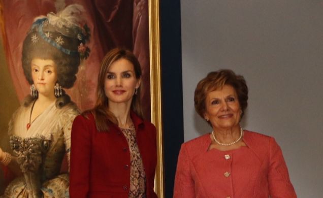 La Reina y la Primera Dama de Portugual, María Cavaco delante de una de las obras pictóricas de la exposión