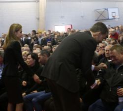 Don Felipe y Doña Letizia saludan y dan su apoyo a los familiares de las víctimas