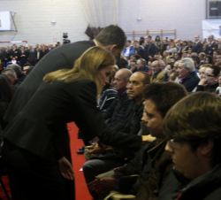 Don Felipe y Doña Letizia saludan y dan su apoyo a los familiares de las víctimas