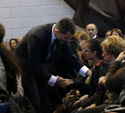 Don Felipe y Doña Letizia saludan y dan su apoyo a los familiares de las víctimas