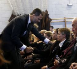 Don Felipe y Doña Letizia saludan y dan su apoyo a los familiares de las víctimas