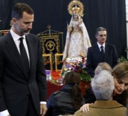 Don Felipe y Doña Letizia saludan y dan su apoyo a los familiares de las víctimas