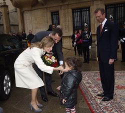 Su Majestad la Reina recibe, de una niña, un buqué de flores en presencia de Su Alteza Real el Gran Duque de Luxemburgo, a la llegada de los Reyes al 