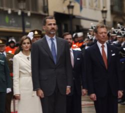 Sus Majestades los Reyes junto a Sus Altezas Reales el Gran Duque de Luxemburgo y el Gran Duque Heredero de Luxemburgo durante la interpretación de lo