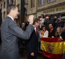 Don Felipe saluda a un grupo de españoles a su llegada al Palacio Ducal de Luxemburgo