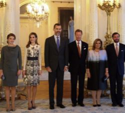 Sus Majestades los Reyes con Sus Altezas Reales los Grandes Duques de Luxemburgo y Sus Altezas Reales los Grandes Duques Herederos de Luxemburgo