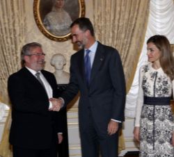 Don Felipe, junto a Doña Letizia, recibe el saludo del presidente de la Cámara de Diputados del Gran Ducado de Luxemburgo, Mars Di Bartolomeo.