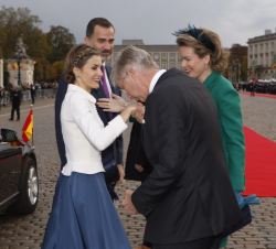 Doña Letizia recibe el saludo de Su Majestad el Rey de los Belgas