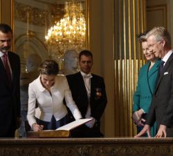 Doña Letizia en el instante en que firma en el Libro de Honor