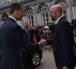 Su Majestad el Rey es recibido por el primer Ministro del Reino de Bélgica, Sr. Charles Michel, a su llegada al Palacio d'Egmont, sede del Ministe