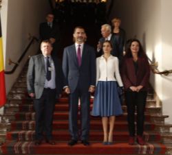 Sus Majestades los Reyes junto al presidente de la Cámara de Representantes y la presidenta del Senado, al término de su visita a ambas Cámaras