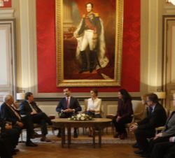 Sus Majestades los Reyes mantuvieron un encuentro con los presidentes de ambas Cámaras, en presencia de los ministros de Asuntos Exteriores y embajado