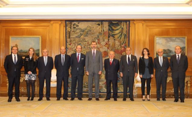 Su Majestad el Rey con la junta directiva del Círculo de Navarra