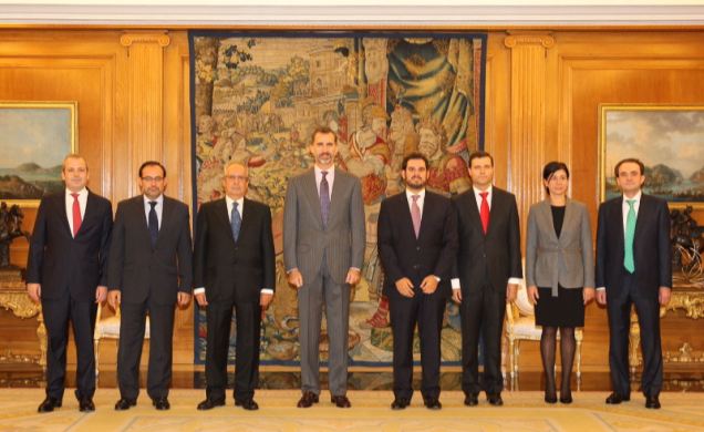 Su Majestad el Rey con la representación de Auxadi.