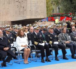 Don Juan Carlos durante la inauguración del monumento, acompañado por las autoridades presentes en el acto 