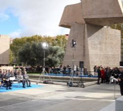 Su Majestad el Rey atiende a las palabras del jefe de Estado Mayor de la Armada, Jaime Muñoz-Delgado, durante el acto de inauguración de momento al Te
