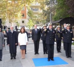 Don Juan Carlos, acompañado por las autoridades presentes en el acto, recibe los honores a su llegada a la Plaza de Colón