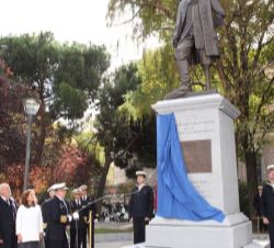Su Majestad el Rey descubre una placa conmemorativa del monumento al Teniente General de la Armada Don Blas de Lezo y Olavarrieta