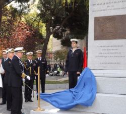 Momento en el que el Rey Don Juan Carlos descubre la placa conmemorativa del monumento al Teniente General de la Armada Don Blas de Lezo y Olavarrieta