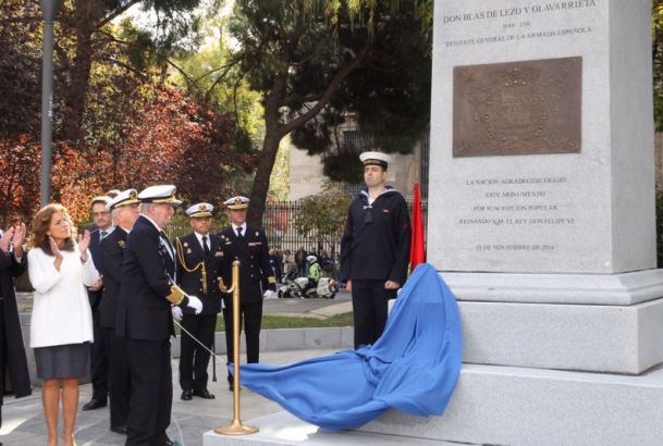 Momento en el que el Rey Don Juan Carlos descubre la placa conmemorativa del monumento al Teniente General de la Armada Don Blas de Lezo y Olavarrieta