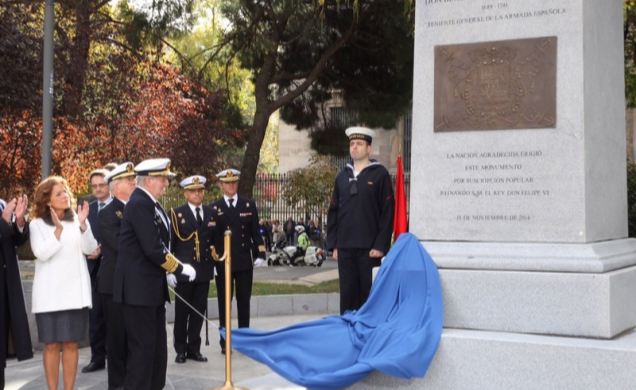 Momento en el que el Rey Don Juan Carlos descubre la placa conmemorativa del monumento al Teniente General de la Armada Don Blas de Lezo y Olavarrieta