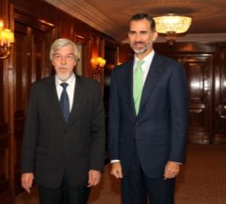 Don Felipe con el profesor Rolf Heuer, director general del CERN.