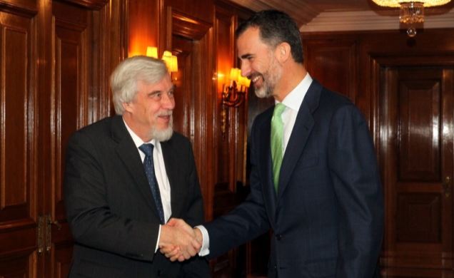Su Majestad el Rey recibe el saludo del profesor Rolf Heuer, director general del CERN.