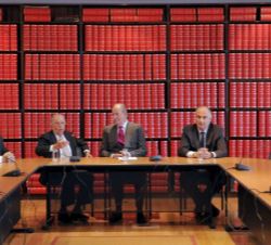 Su Majestad el Rey Don Juan Carlos atiende a las palabras del presidente de la Real Academia de Ciencias Morales y Políticas, Marcelino Oreja, en la r