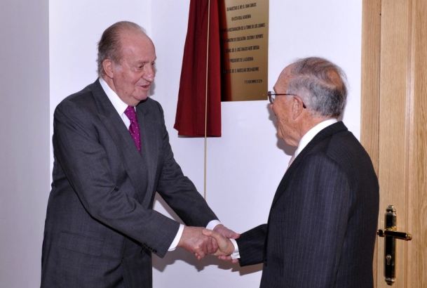 Don Juan Carlos recibe el saludo del presidente de la Real Academia de Ciencias Morales y Políticas, Marcelino Oreja, tras descubrir una placa conmemo