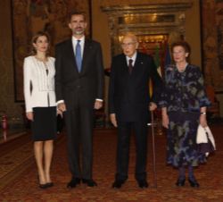 Sus Majestades los Reyes junto al presidente de la República Italiana, Giorgio Napolitano, y la primera dama, Clio Bittoni 