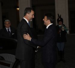Don Felipe recibe el saludo del Presidente del Consejo de Ministros del Gobierno Italiano, Matteo Renzi