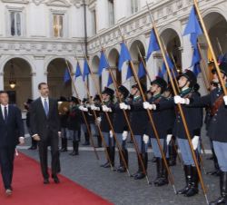 Su Majestad el Rey junto al Presidente del Consejo de Ministros del Gobierno Italiano, Matteo Renzi, acceden al Palacio Chigi