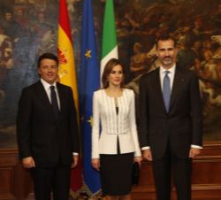Sus Majestades los Reyes junto al Presidente del Consejo de Ministros del Gobierno Italiano, Matteo Renzi