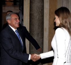 Su Majestad la Reina es saludada por el presidente del Senado de la República Italiana, Pietro Grasso