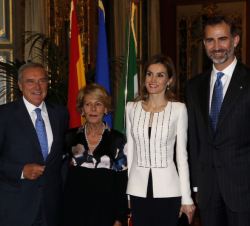 Sus Majestades los Reyes acompañados por el presidente del Senado de la República Italiana, Pietro Grasso, y su esposa, María Grasso