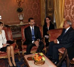 Los Reyes Don Felipe y Doña Letizia durante el encuentro que mantuvieron con el presidente del Senado de la República Italiana, Pietro Grasso, y su es