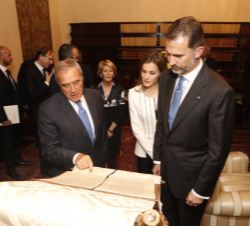 Sus Majestades los Reyes durante su visita por la Sala de la Constitución